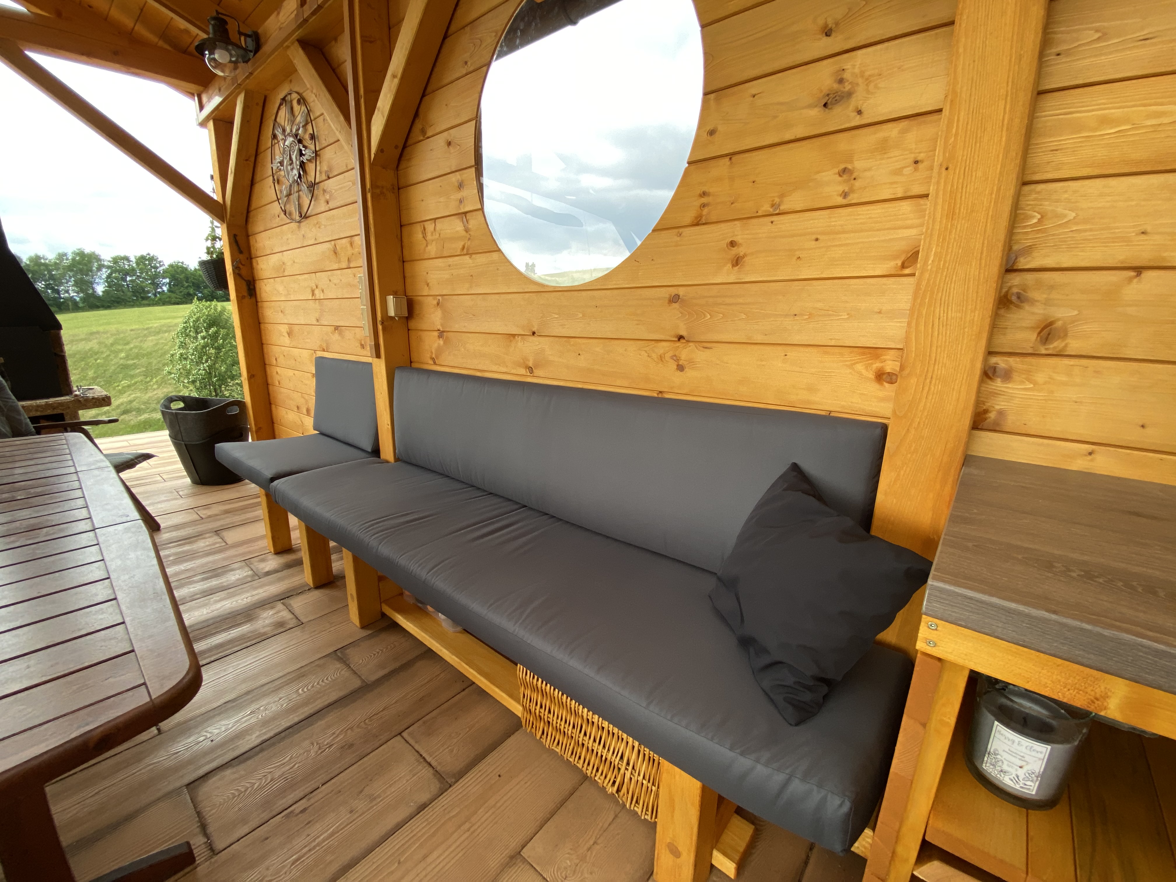 polstry voděodolné na zahradní sedací lavici šedé